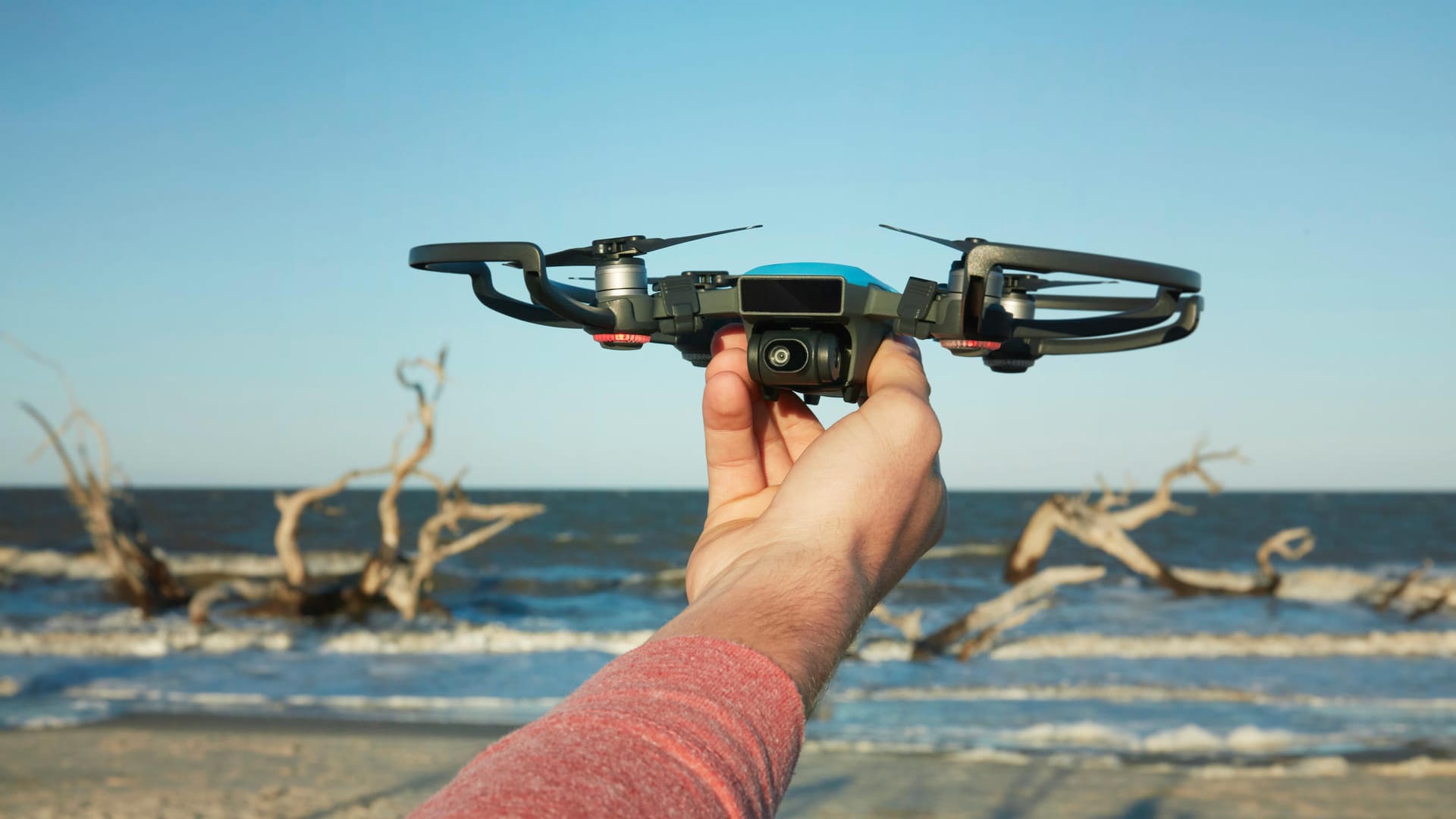 Mini-Drohne beim Start: Die DJI Spark startet aus der Hand.