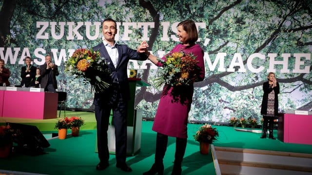 Der Vorsitzende von Bündnis 90/Die Grünen Özdemir und die Grünen-Fraktionschefin Göring-Eckardt werden auf dem Parteitag von den Delegierten gefeiert. Der Vorsitzende von Bündnis 90/Die Grünen Özdemir und die Grünen-Fraktionschefin Göring-Eckardt werden auf dem Parteitag von den Delegierten gefeiert.