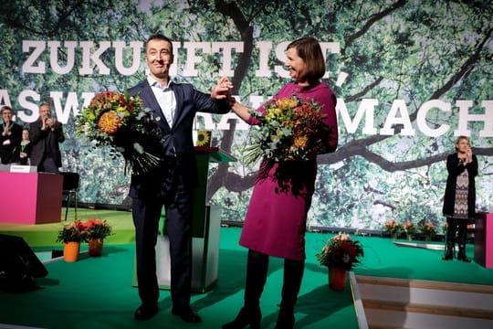 Der Vorsitzende von Bündnis 90/Die Grünen Özdemir und die Grünen-Fraktionschefin Göring-Eckardt werden auf dem Parteitag von den Delegierten gefeiert.