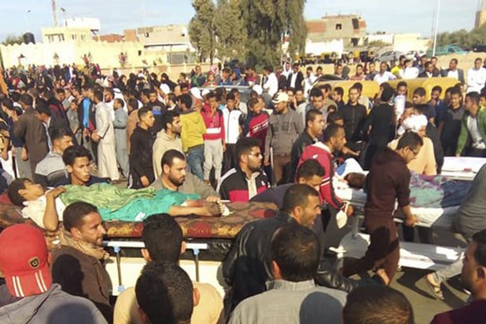 Verletzte werden nach dem Anschlag auf die Al-Rawdah-Moschee in Bir al-Abd in der Nähe der Provinzhauptstadt Al-Arisch (Ägypten) zu Krankenwagen gebracht.