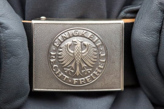 Die Worte "Einigkeit Recht Freiheit" auf dem Koppel eines Bundeswehr-Rekruten.