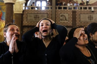 Trauernde Frauen nach dem Anschlag in Al-Arisch: Staatschefs weltweit bekunden Anteilnahme.