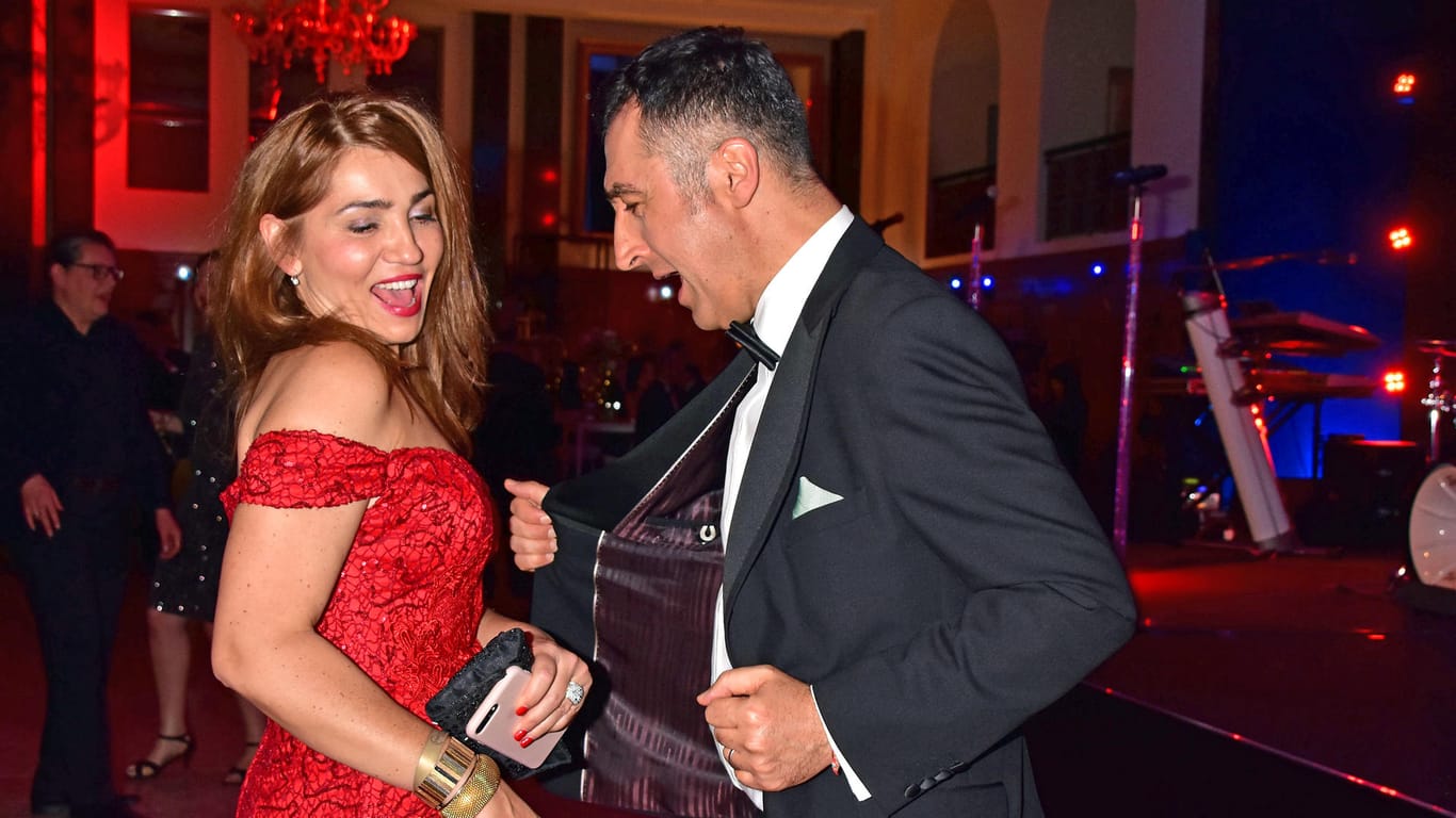 Cem Özdemir und seine Frau Pia Maria Castro fegen über das Tanzparkett