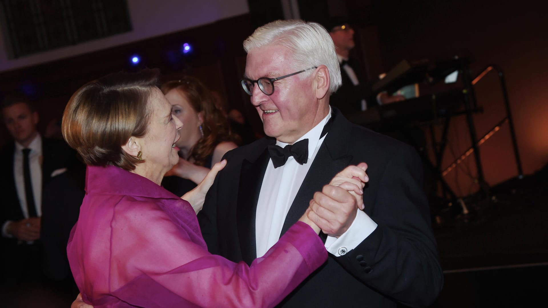 Bundespräsident Frank-Walter Steinmeier und seine Frau Elke eröffnen den Bundespresseball.