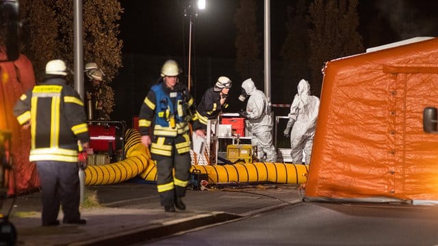 Feuerwehrleute sperren den Gefahrenbereich ab.