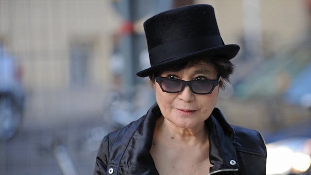 Yoko Ono, Witwe von John Lennon, geht erneut juristisch gegen eine Szene-Kneipe in Hamburg vor. Yoko Ono, Witwe von John Lennon, geht erneut juristisch gegen eine Szene-Kneipe in Hamburg vor.