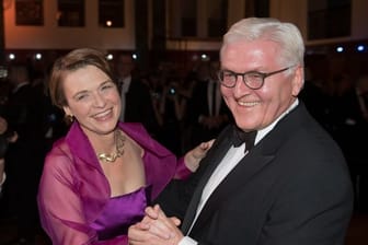 Frank-Walter Steinmeier und seine Frau Elke Büdenbender tanzten den Eröffnungswalzer.