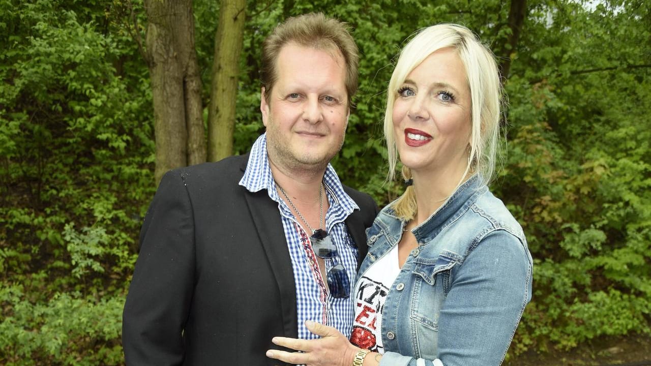 Jens Büchner und Daniela Karabas: Für ein Bild im Höschen erntet der Kultauswanderer seinen Shitstorm. Jens Büchner und Daniela Karabas: Für ein Bild im Höschen erntet der Kultauswanderer seinen Shitstorm.