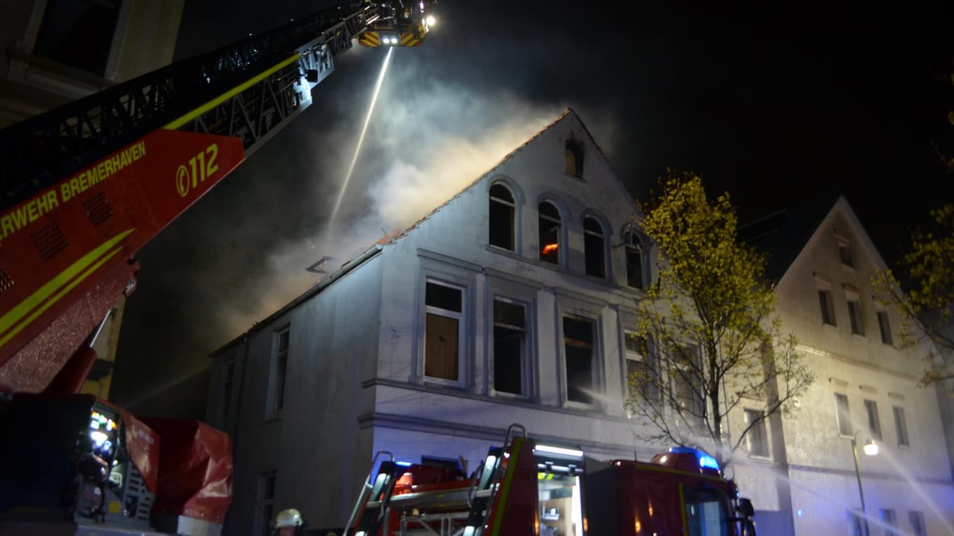Feuerwehrmänner löschen im April den Brand in einem Mehrfamilienhaus in Bremerhaven (Bremen). Bei dem Brand wurden 13 Menschen verletzt, darunter mehrere Kleinkinder.