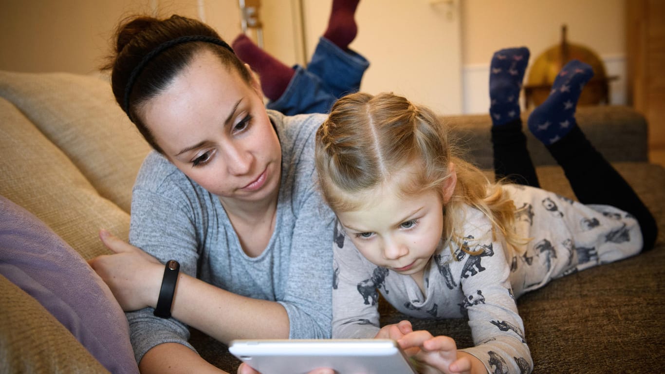 Mutter und Kind am Tablet-PC: Aufpassen ist gut – übertreiben sollte man es nicht.