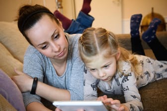 Mutter und Kind am Tablet-PC: Aufpassen ist gut – übertreiben sollte man es nicht.