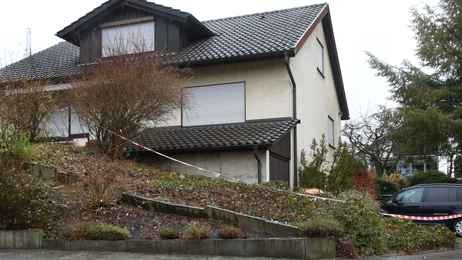 Absperrband der Polizei hängt vor dem Wohnhaus in Warthausen (Baden-Württemberg), wo der Verdächtige seine Großmutter kaltblütig ermordet haben soll. Absperrband der Polizei hängt vor dem Wohnhaus in Warthausen (Baden-Württemberg), wo der Verdächtige seine Großmutter kaltblütig ermordet haben soll.