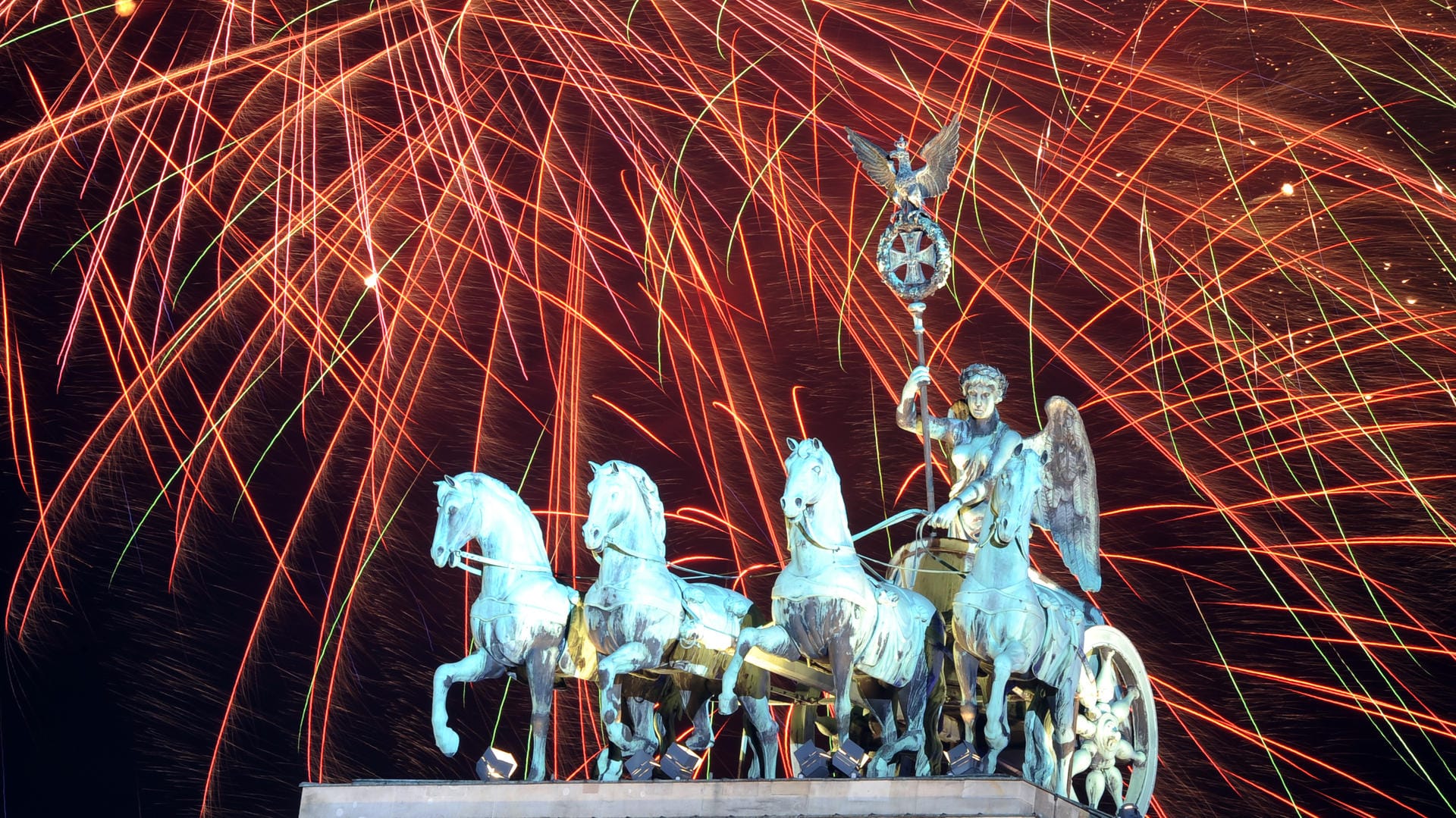 Feuerwerk am Brandenburger Tor für die Party des Jahres: Silvester.