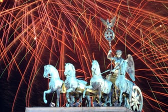 Feuerwerk am Brandenburger Tor für die Party des Jahres: Silvester.