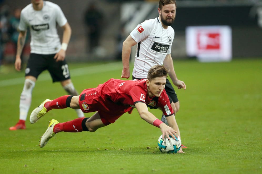 Leverkusens Retsos Panagiotos (vorne) und der Frankfurter Marc Stendera kämpfen um den Ball.