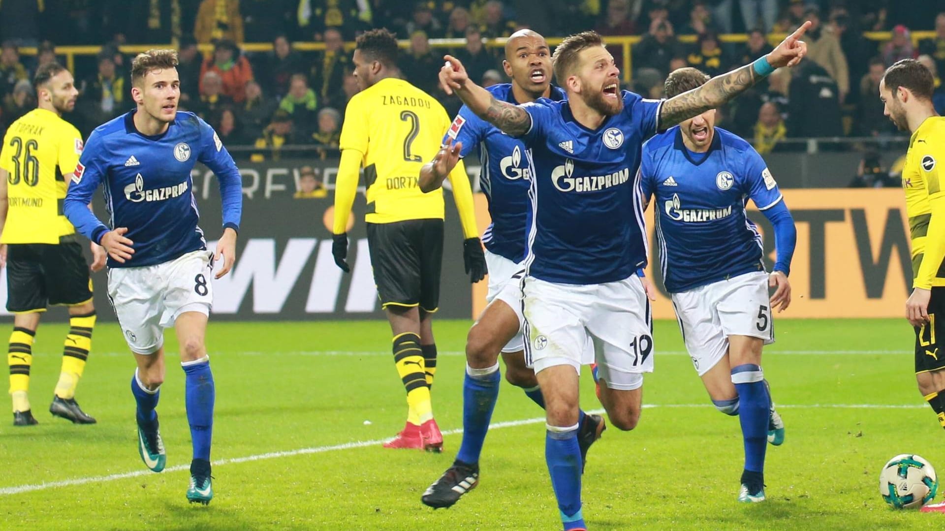 Ausgleich in der Nachspielzeit: Schalke holt einen 0:4-Rückstand auf und feiert das größte Comeback in der Derbygeschichte. Ausgleich in der Nachspielzeit: Schalke holt einen 0:4-Rückstand auf und feiert das größte Comeback in der Derbygeschichte.
