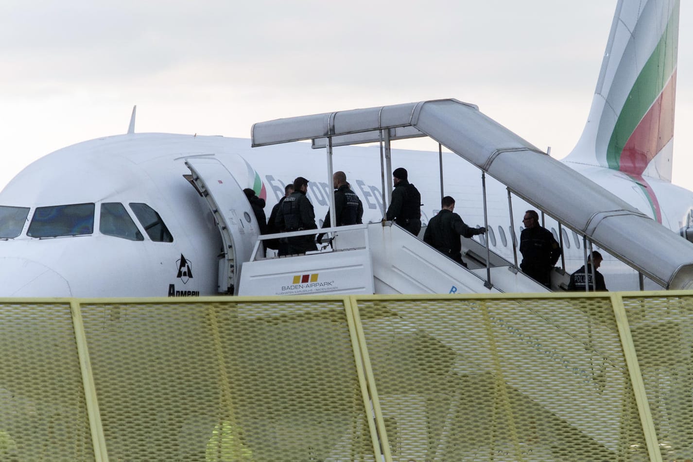 Abgelehnte Asylbewerber steigen in ein Flugzeug.