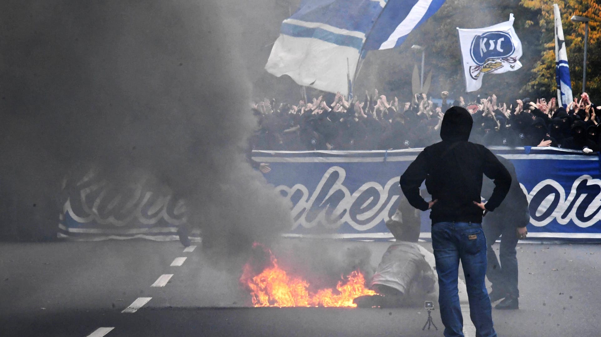 Karlsruher Ultras vor einem Spiel des KSC: Der tödliche Vorfall ereignete sich nach einem Fußballspiel.