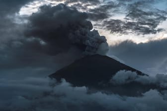 Die Asche über dem Vulkan stieg bis zu 1500 Meter in die Höhe.