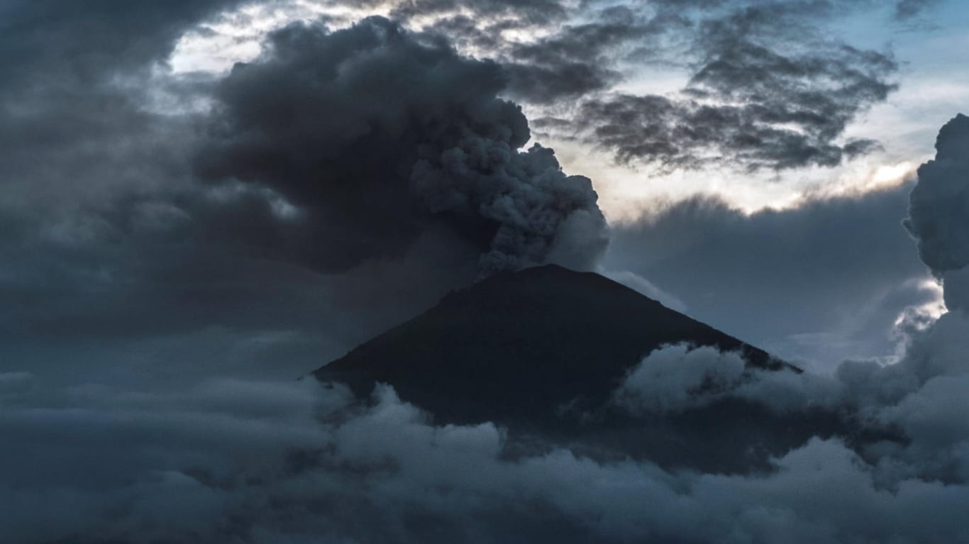 Die Asche über dem Vulkan stieg bis zu 1500 Meter in die Höhe.