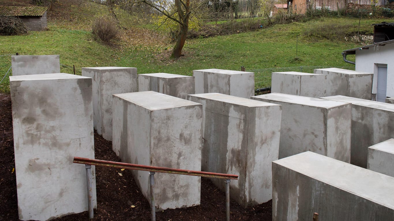 "Denkmal der Schande" in Thüringen: Vor dem Haus von Björn Höcke haben Aktivisten 24 Betonstelen aufgestellt.