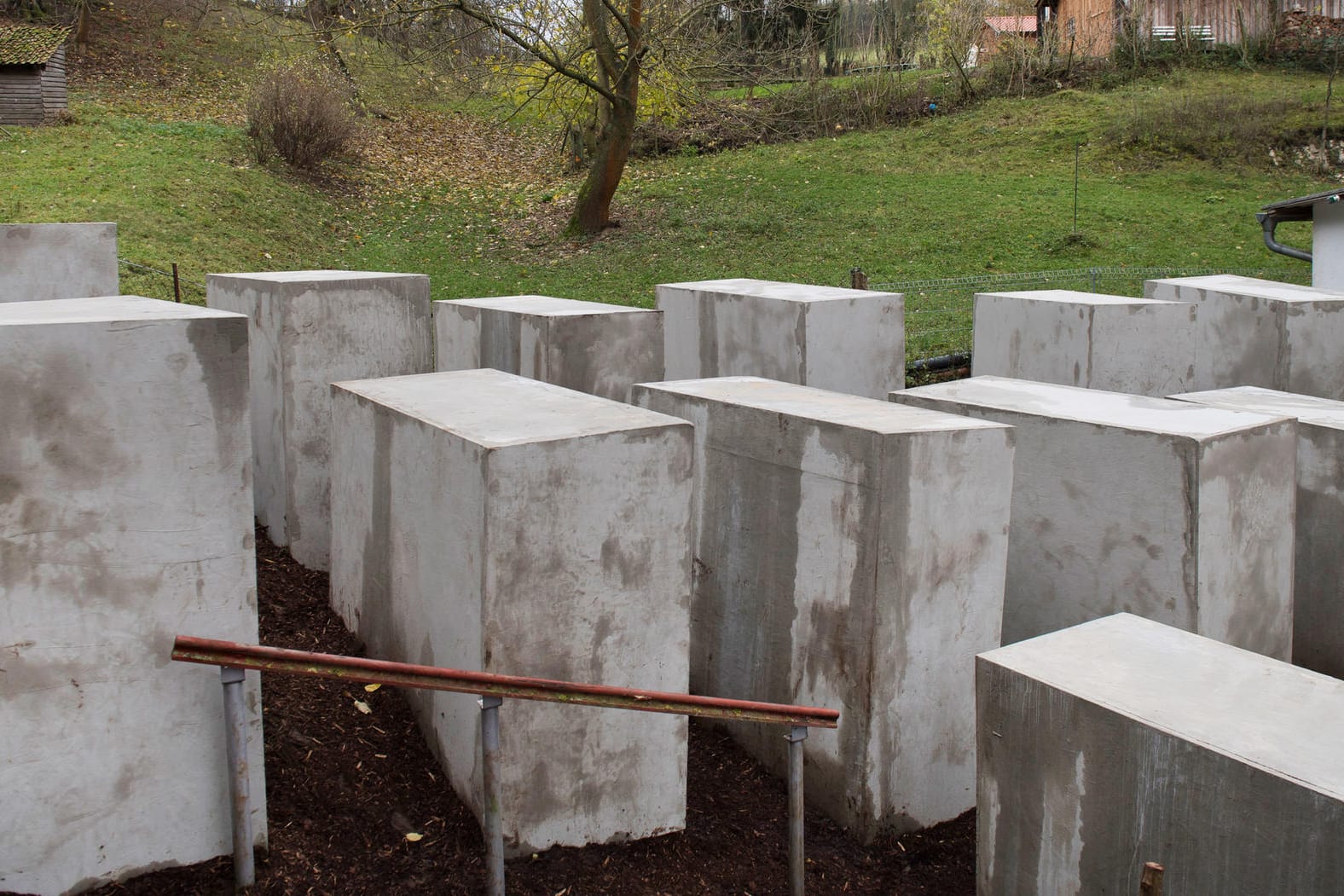 "Denkmal der Schande" in Thüringen: Vor dem Haus von Björn Höcke haben Aktivisten 24 Betonstelen aufgestellt.