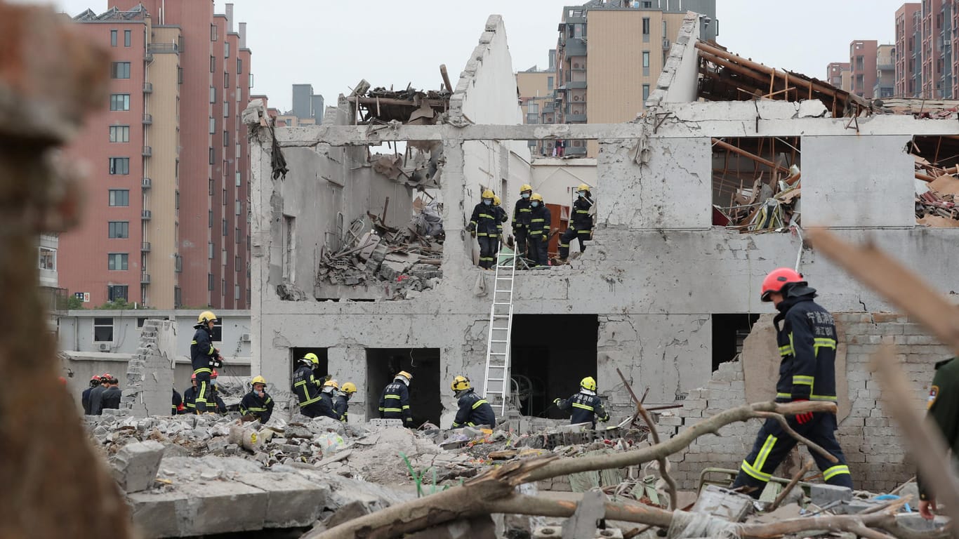 Berge von Trümmern: Helfer durchsuchen zerstörte Gebäude nach möglichen Opfern.