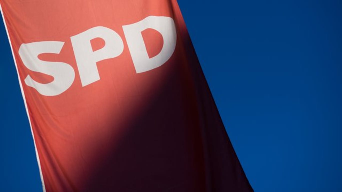 Eine SPD-Fahne vor einer Landesgeschäftsstelle der Sozialdemokraten.