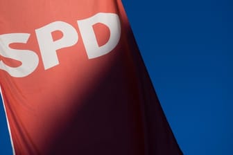 Eine SPD-Fahne vor einer Landesgeschäftsstelle der Sozialdemokraten.