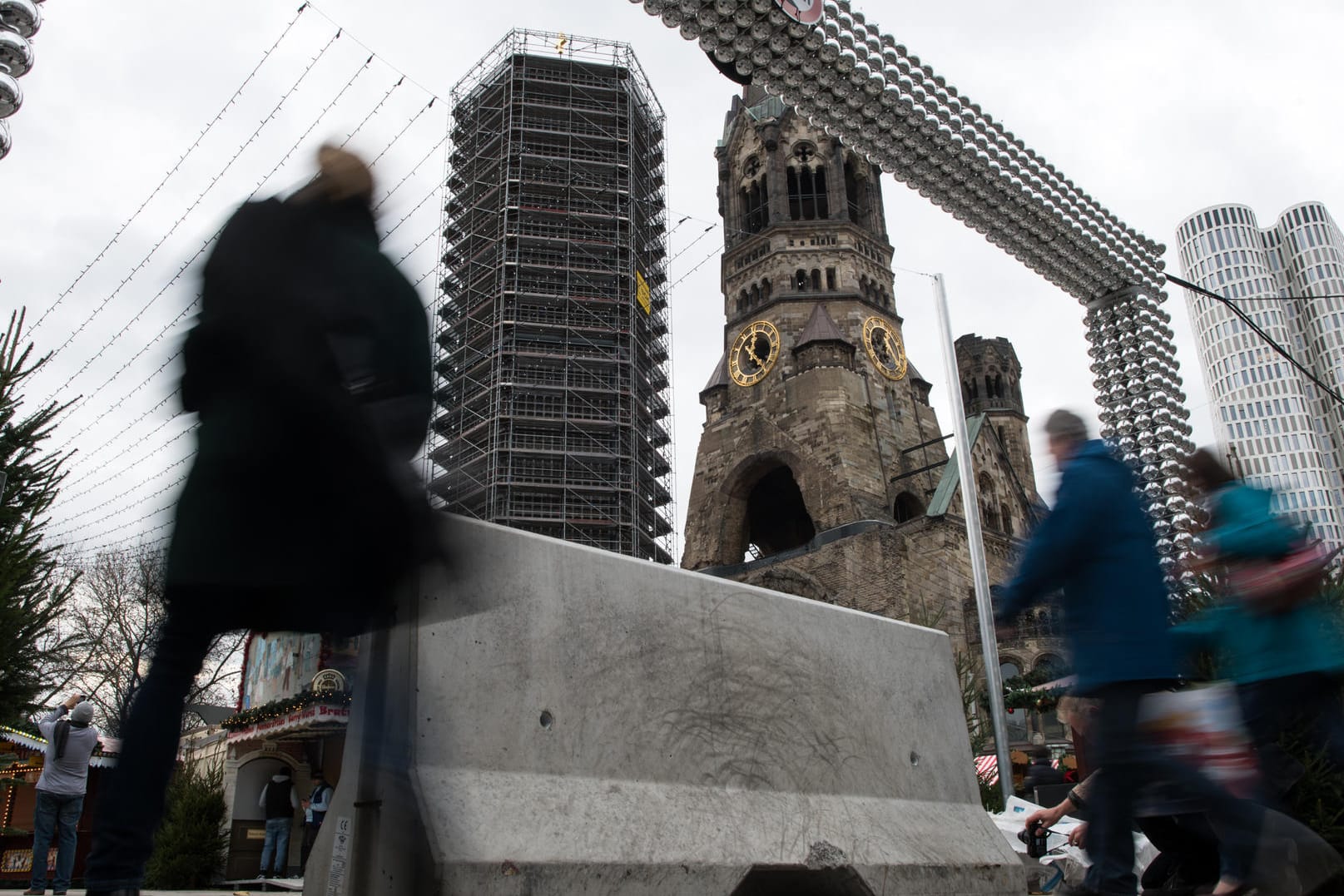 Schwere Betonsperren stehen an den Eingängen zum Weihnachtsmarkt an der Gedächtniskirche in Berlin.