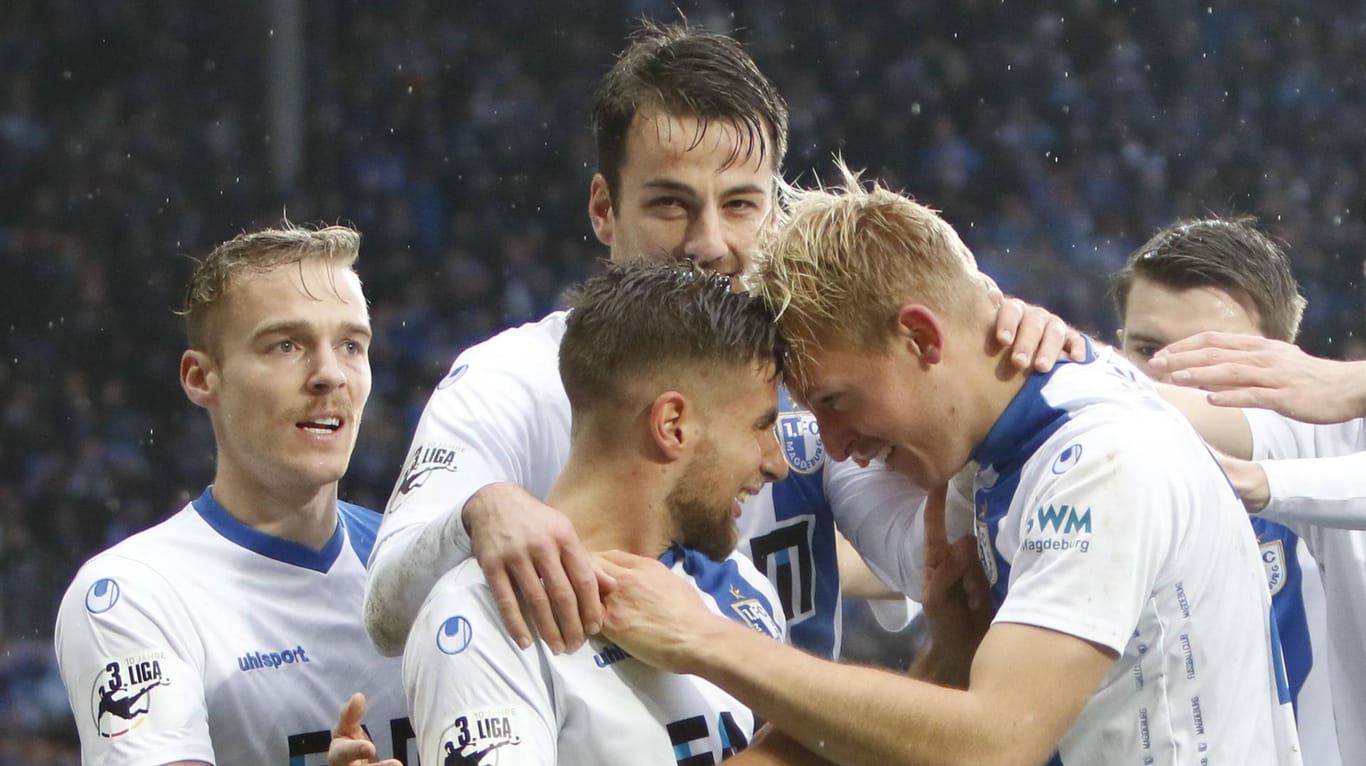 Magdeburg feiert den Treffer zum zwischenzeitlichen 2:0 gegen Halle.