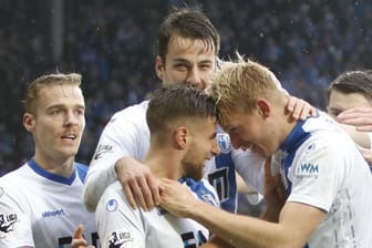 Magdeburg feiert den Treffer zum zwischenzeitlichen 2:0 gegen Halle.