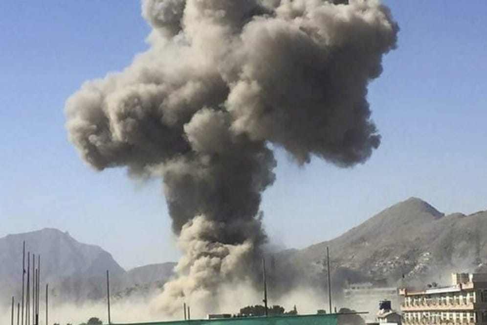 Eine riesige Rauchwolke steht Ende Mai in Kabul nach einer Explosion nahe der deutschen Botschaft über der Stadt.