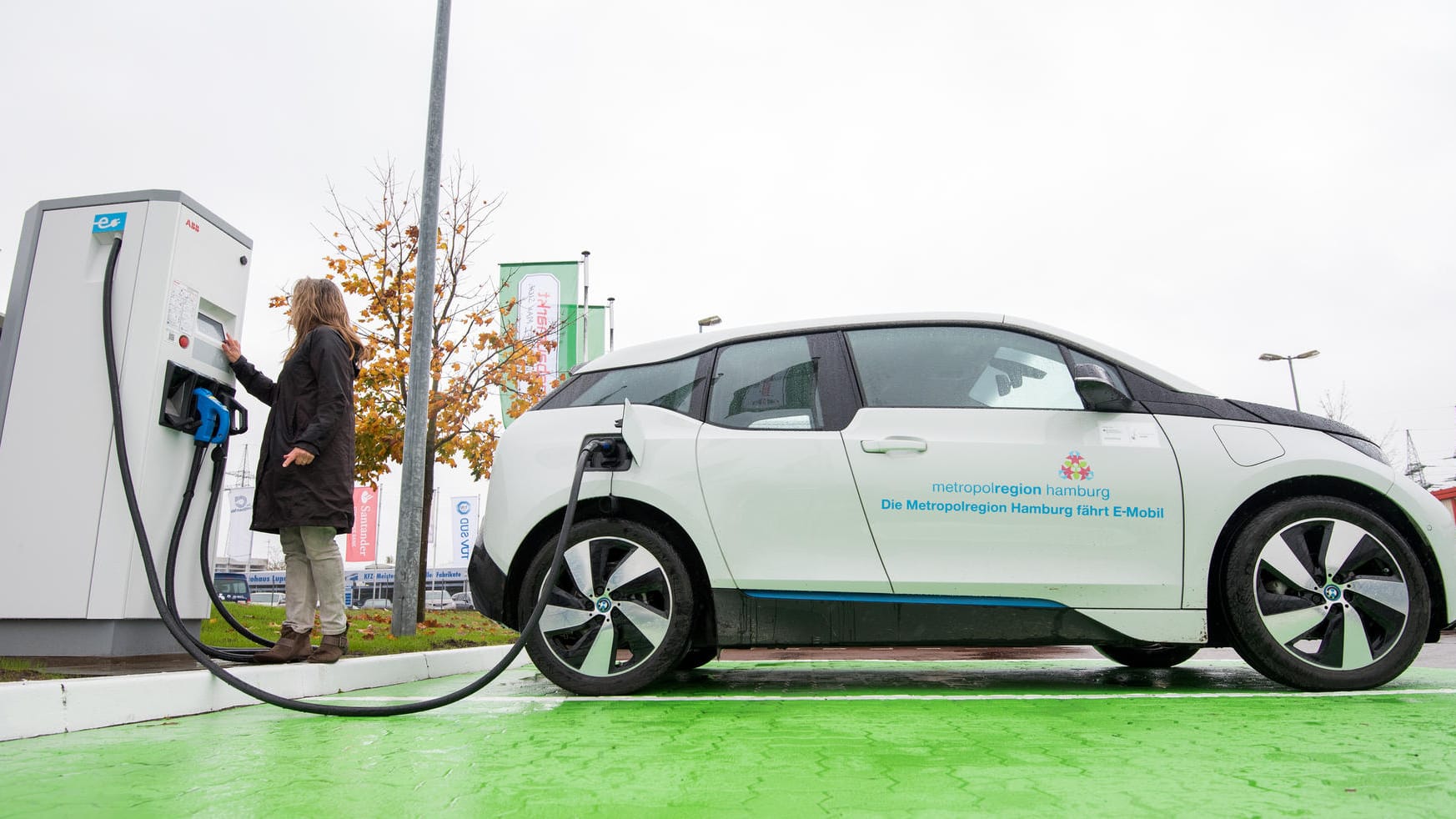 Um weitere Elektroautos bauen zu können, ist man auf die Rohstoffe Kobalt und Graphit angewiesen. Um weitere Elektroautos bauen zu können, ist man auf die Rohstoffe Kobalt und Graphit angewiesen.