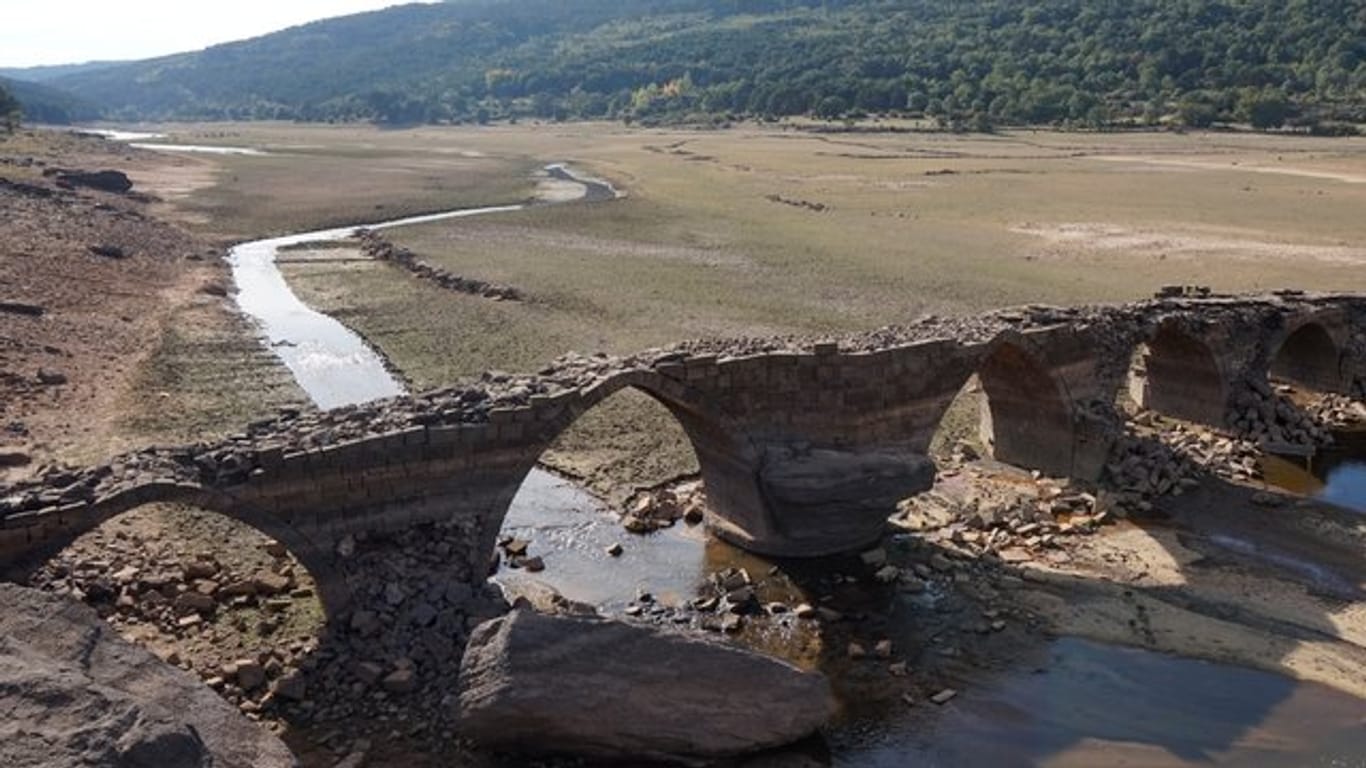 Blick auf eine einst geflutete römische Brücke nahe La Muedra in Spanien, die wegen des niedrigen Wasserstands wieder zum Vorschein gekommen ist.