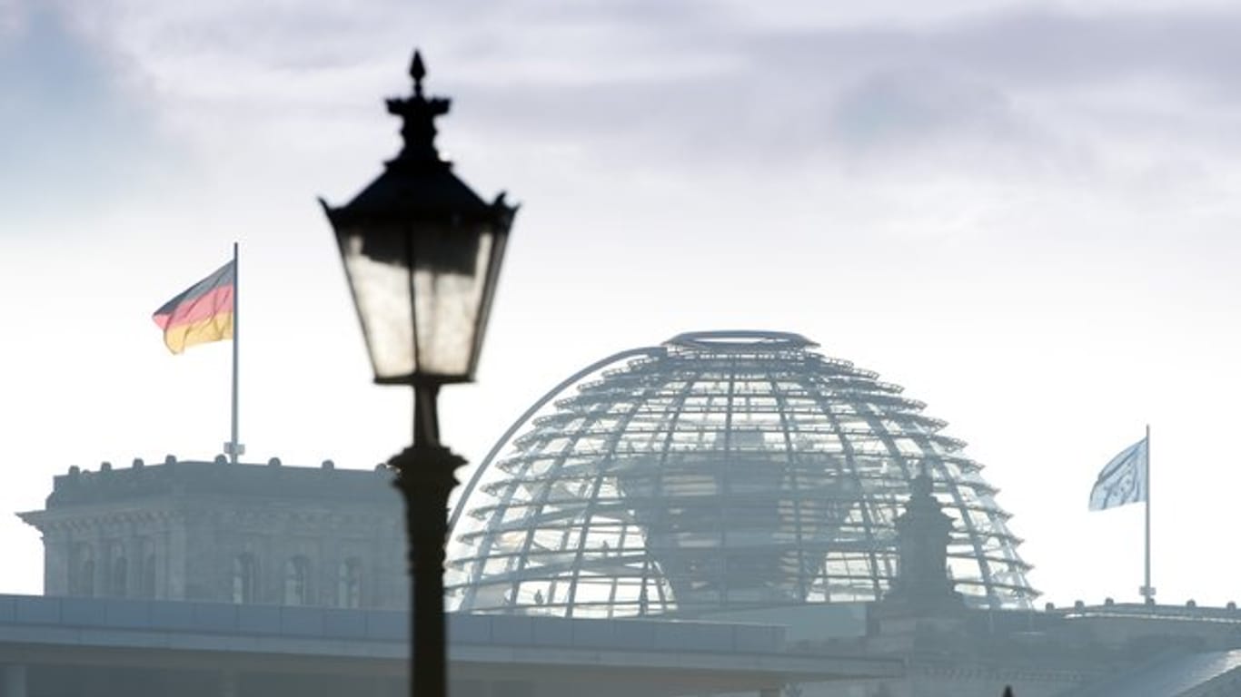 Die Kuppel des Reichstages in Berlin im Licht des frühen Morgens.