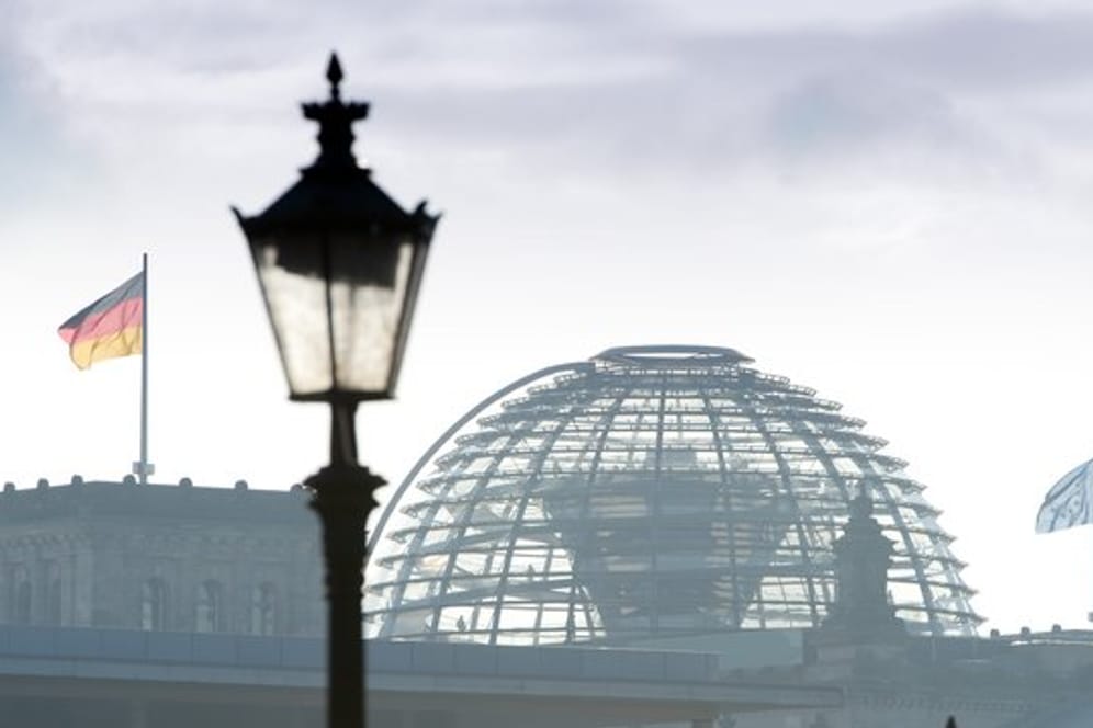 Die Kuppel des Reichstages in Berlin im Licht des frühen Morgens.