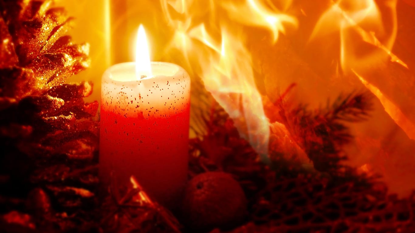 Brennende Kerze: Besonders die trockenen Teile der Adventskränze fangen schnell Feuer. (Symbolbild)