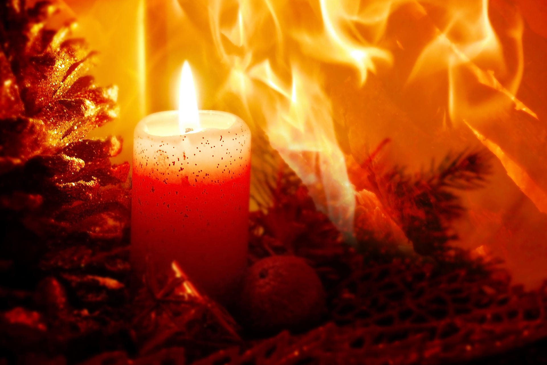 Brennende Kerze: Besonders die trockenen Teile der Adventskränze fangen schnell Feuer. (Symbolbild)