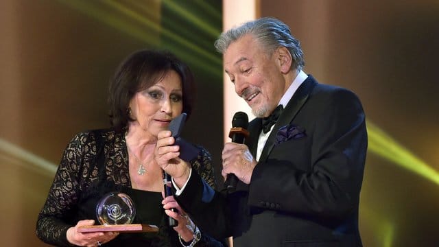 Marta Kubisov wurde für ihr Lebenswerk geehrt und Karel Gott ist als bester Sänger ausgezeichnet worden.