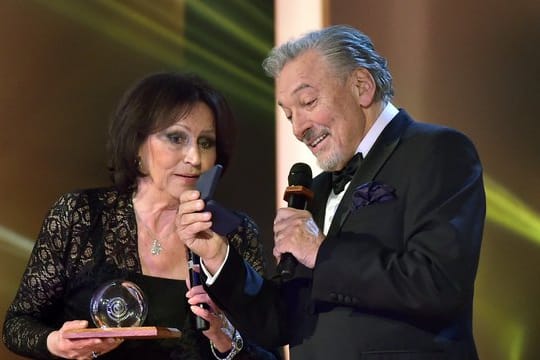 Marta Kubisov wurde für ihr Lebenswerk geehrt und Karel Gott ist als bester Sänger ausgezeichnet worden.