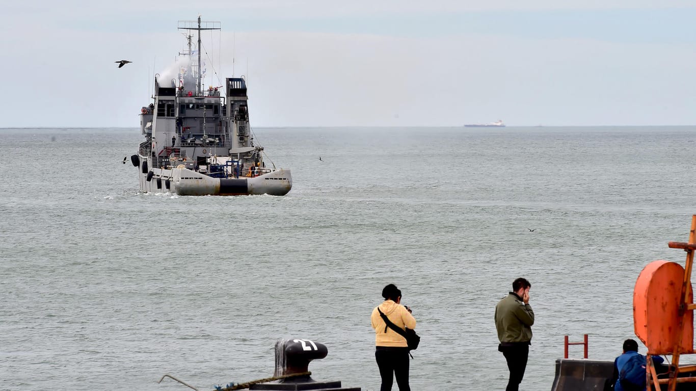 Das Schiff «ARA Puerto Argentino» verlässt den Hafen in Comodoro Rivadavia in Argentinien, um die Suche nach dem vermissten argentinischen U-Boots zu unterstützen.