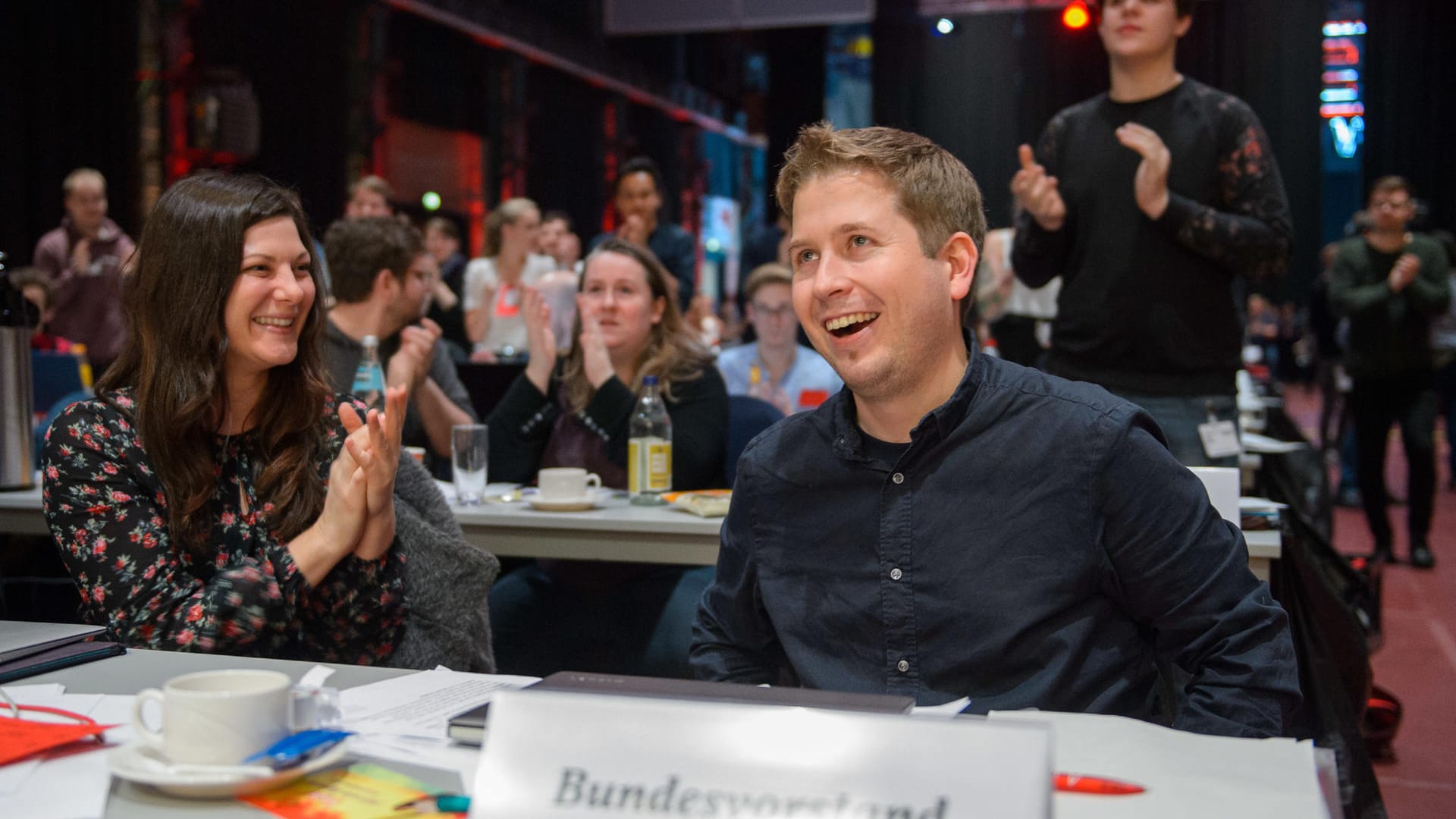 Johanna Uekermann und Kevin Kühnert: Die bisherige Juso-Bundesvorsitzende feiert ihren Nachfolger beim Juso-Bundeskongress in Saarbrücken.