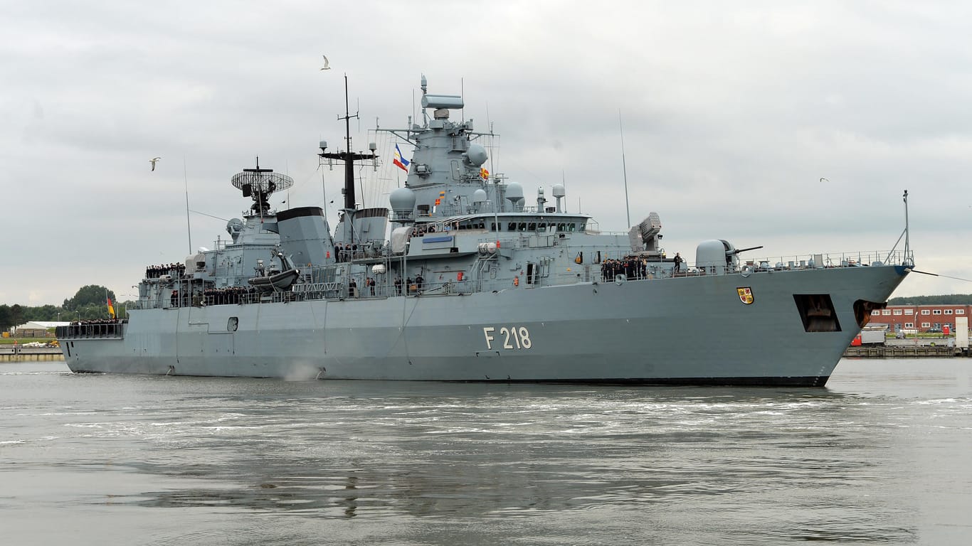 Die Fregatte «Mecklenburg-Vorpommern» ist im Rahmen der EU-Mission "EUNAVFORMED Operation SOPHIA" im Seegebiet zwischen Libyen und Italien vor allem zur Aufklärung von Schleusernetzwerken unterwegs.