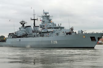 Die Fregatte «Mecklenburg-Vorpommern» ist im Rahmen der EU-Mission "EUNAVFORMED Operation SOPHIA" im Seegebiet zwischen Libyen und Italien vor allem zur Aufklärung von Schleusernetzwerken unterwegs.