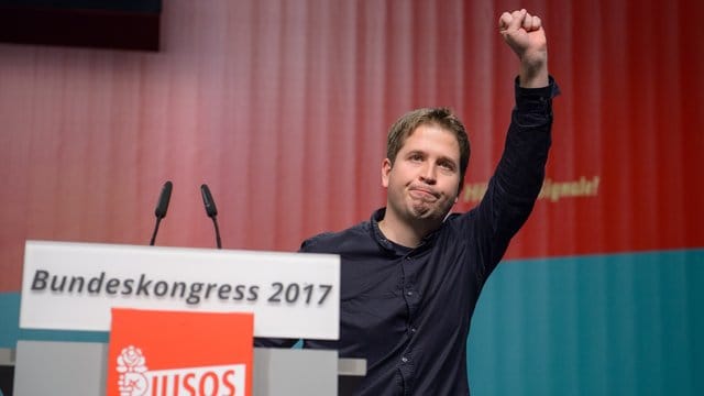 Kevin Kühnert bedankt sich beim Juso-Bundeskongress in Saarbrücken für seine Wahl zum Juso-Bundesvorsitzenden.