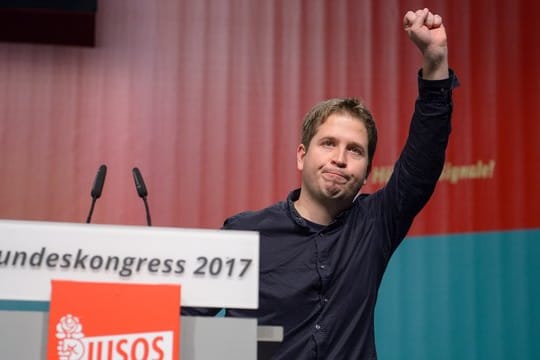 Kevin Kühnert bedankt sich beim Juso-Bundeskongress in Saarbrücken für seine Wahl zum Juso-Bundesvorsitzenden.