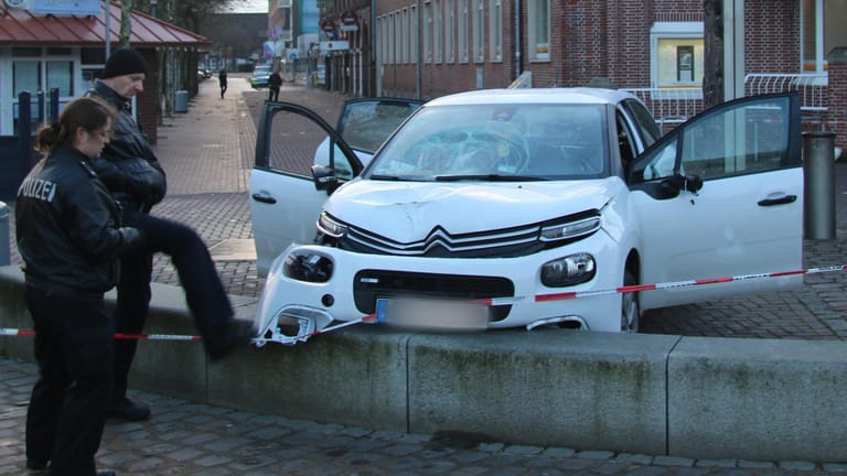 Der demolierte Tatwagen: Mit diesem weißen Citroen fuhr ein Mann am Somstagmorgen in Cuxhaven in eine Menschengruppe.