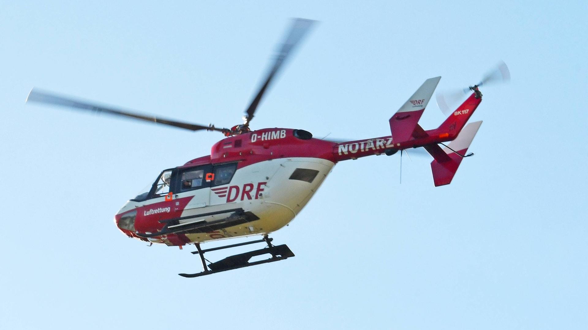 Ein Rettungshubschrauber transportierte den Mann ins Krankenhaus. Er schwebt in Lebensgefahr.