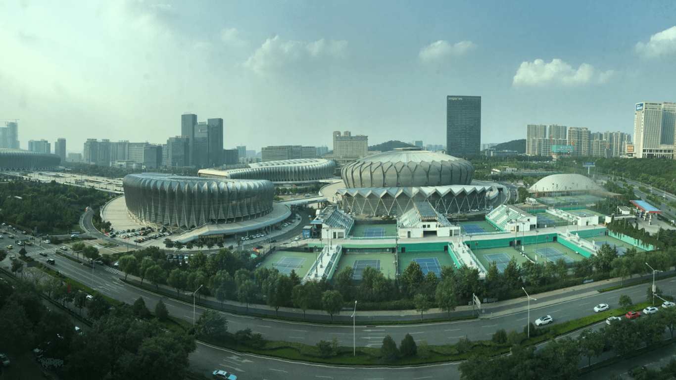 Der Klub trägt seine Heimspiele im Luneng Stadium aus, das 2009 als Jinan Olympic Sports Center Stadium erbaut wurde. Das Stadion hat rund 56.000 Sitzplätze.